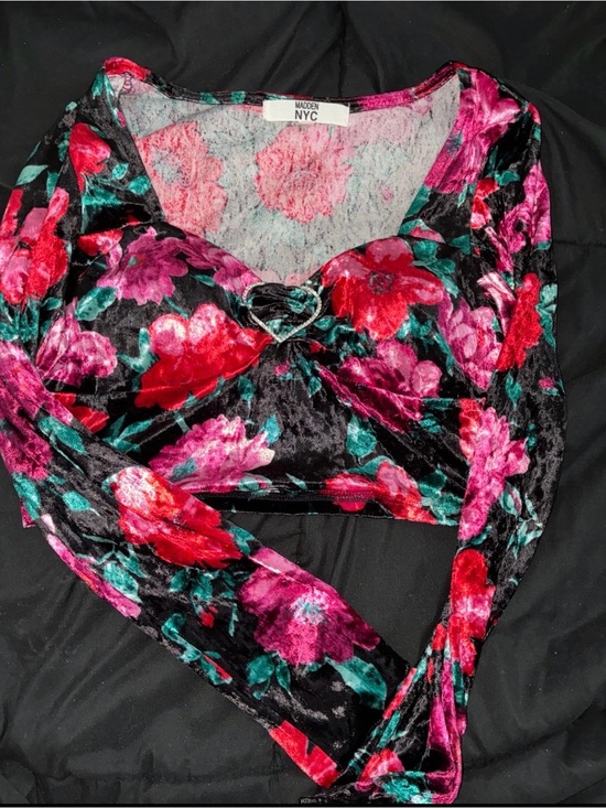 Madden Nyc Tops - Madden NYC Black Velvet Floral Long-Sleeve Crop Top - Pink & Red